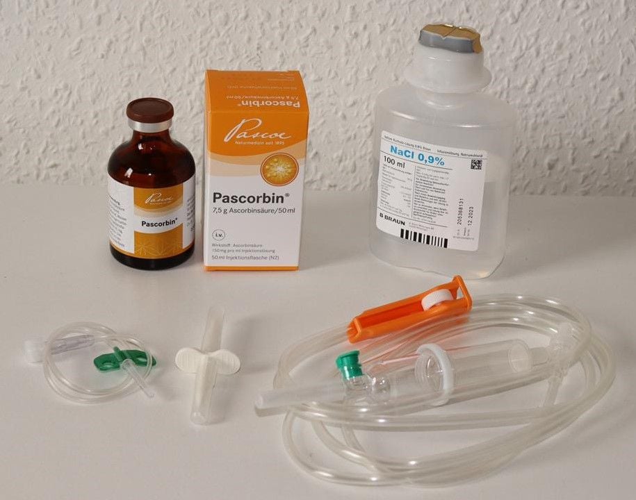 Pascorbin-Komplettset mit 100 ml Kochsalzlösung 0,9% und Venofix G21 grün