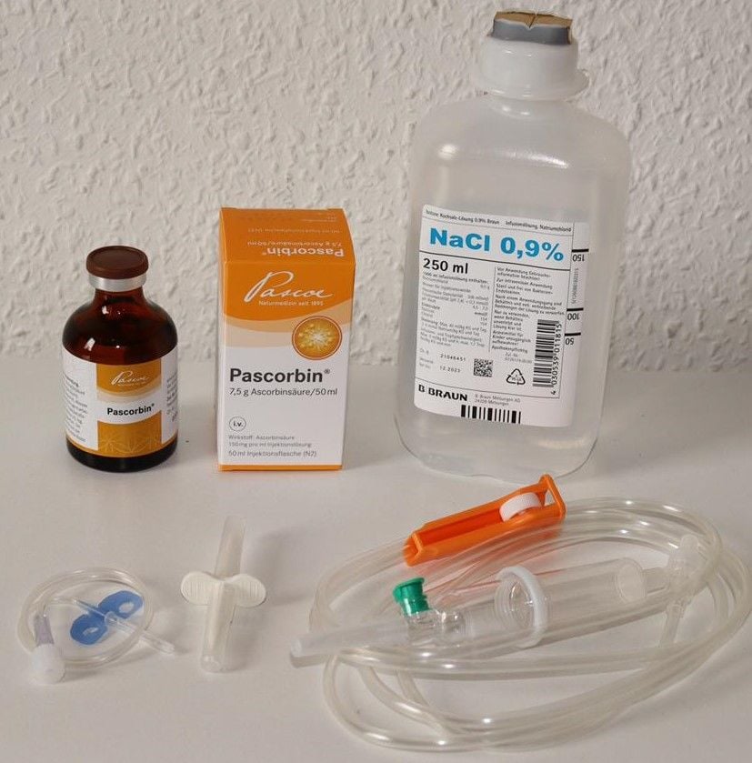Pascorbin-Komplettset mit 250 ml Kochsalzlösung 0,9% und Venofix G23 blau