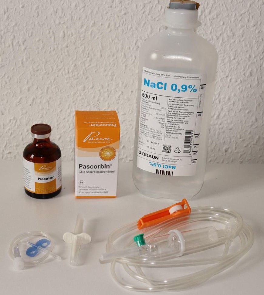 Pascorbin-Komplettset mit 500ml Kochsalzslösung 0,9% und Venofix G23 blau