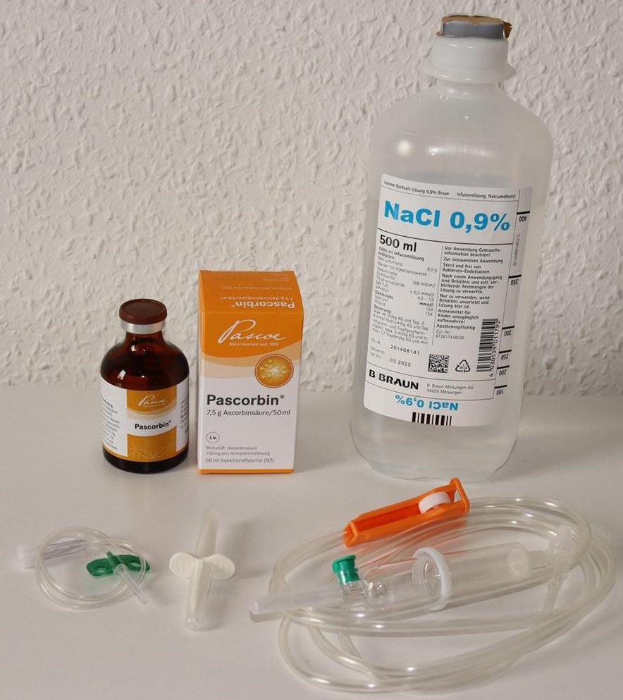 Pascorbin-Komplettset mit 500 ml Kochsalzlösung 0,9% und Venofix G21 grün